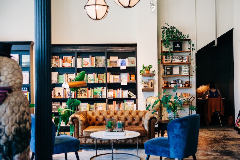 Quán cafe sách mang sắc màu vừa hiện tại vừa cổ điển
