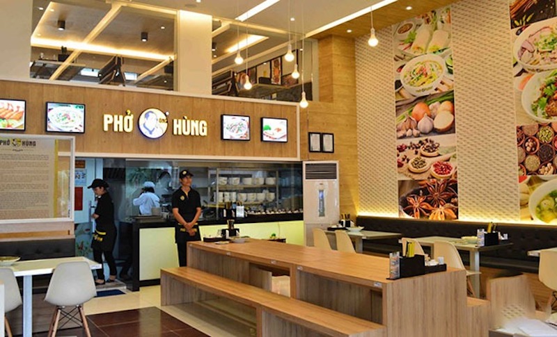 Nội thất trong quán phở hiện đại thường có thiết kế đơn giản