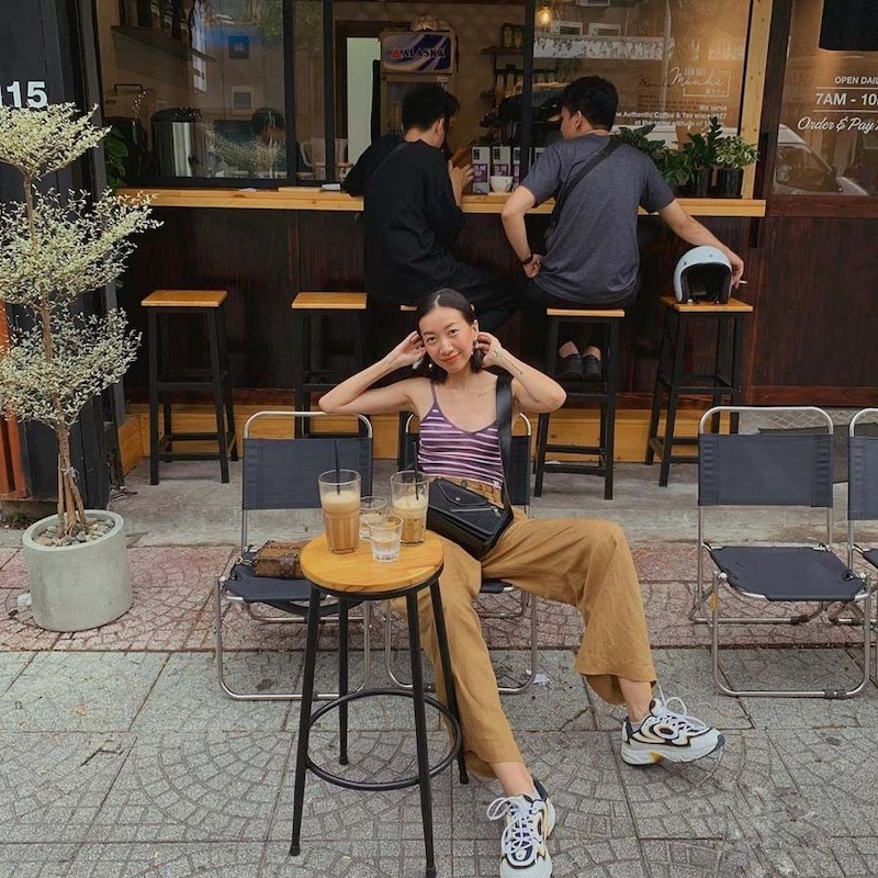 Mẫu thiết kế quán cafe vỉa hè phong cách tối giản