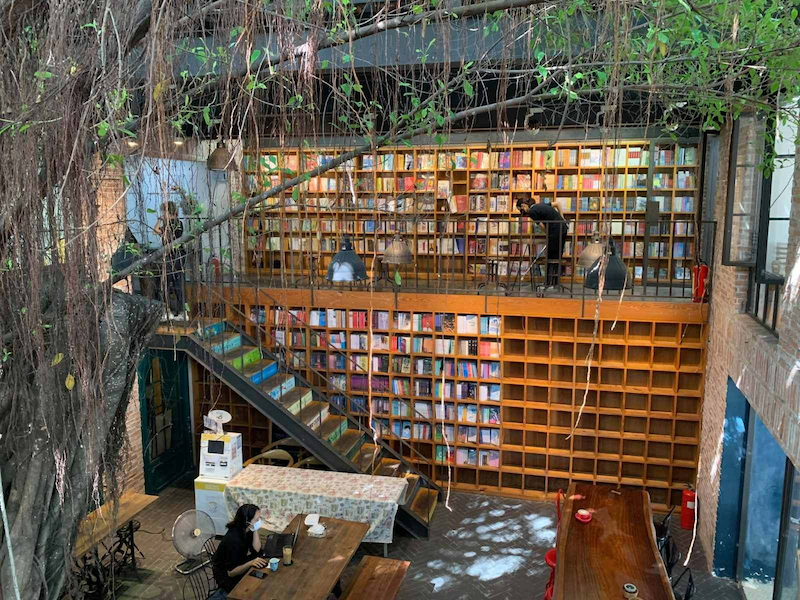 Sử dụng cây thật trong trang trí luôn là yếu tố yêu tiên khi thiết kế quán cafe sách