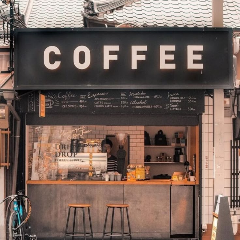 tường gạch trần, ống nước lộ thiên và bàn ghế gỗ mộc tạo nên không gian đặc trưng