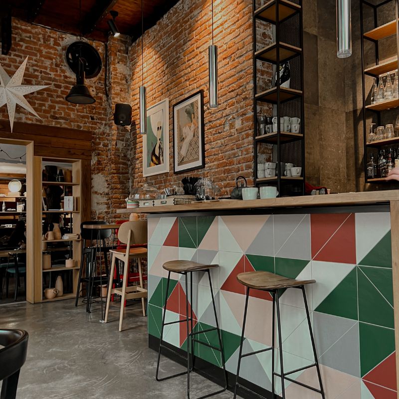 Sắp xếp decor hợp lý với quán
