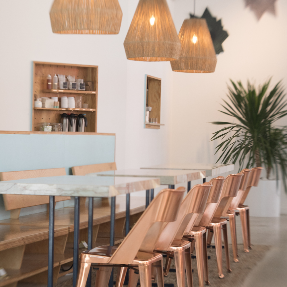 Nội thất quán cafe tinh gọn, ít chi tiết