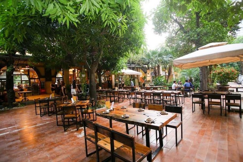 quán có thể sử dụng mái che di động hoặc ô dù