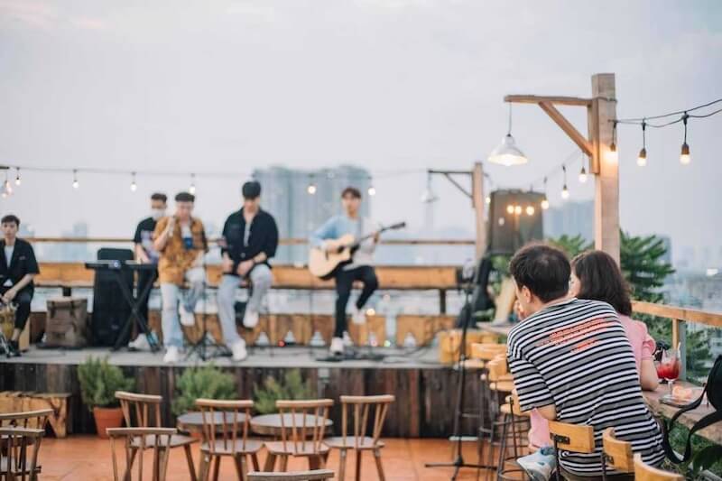 Quán cafe acoustic được đầu tư thiết kế chỉn chu từ đồ uống, âm thanh đến không gian, mang đến cho khách cảm giác trọn vẹn và đáng nhớ