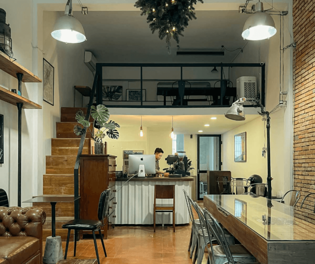 Mẫu thiết kế quán cafe nhỏ kết hợp gác lửng bố trí nội thất đơn giản với chất liệu kim loại sơn tĩnh điện độc đáo