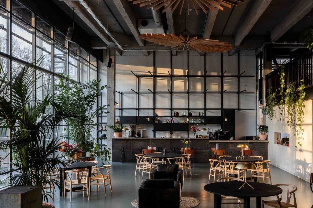 Mẫu thiết kế quán cafe phong cách Industrial với những gam màu trung tính xám, đen hiện đại.