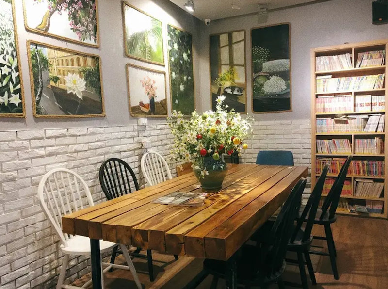 Nét đặc trưng của các phong cách cổ điển là kết hợp ăn ý giữa không gian nhiều đồ trang trí như kệ sách, tranh ảnh, hoa