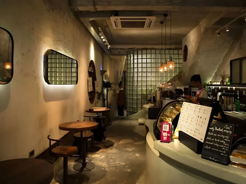Rustic hiện đại sử dụng tông màu trung tính như trắng, be, xám, nâu nhạt kết hợp kim loại, kính và bề mặt nhẵn