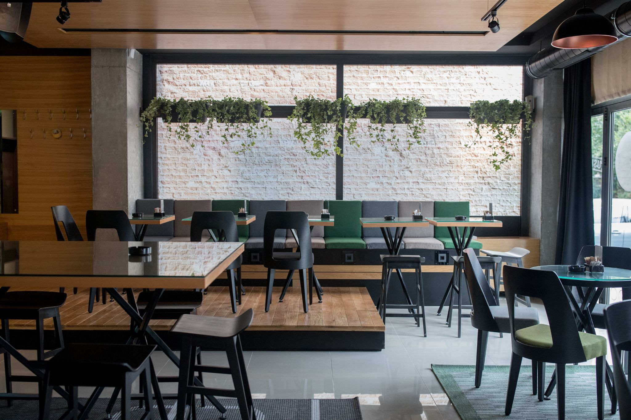 mẫu thiết kế quán cafe kính ấn tượng
