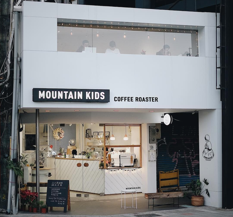 Mẫu thiết kế Coffee tối giản với tông màu be đơn sắc xuyên suốt