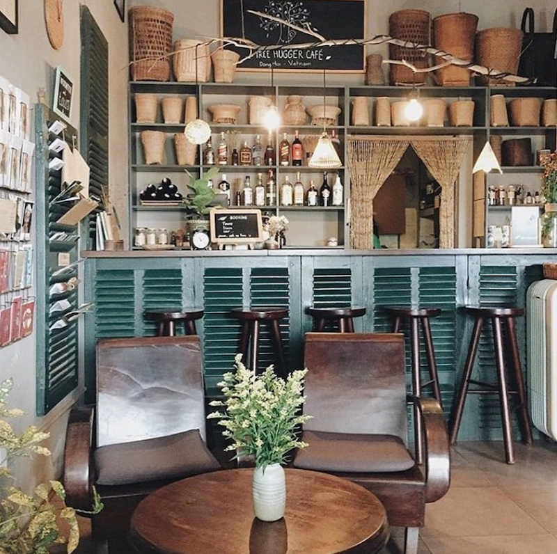 Để làm nổi bật không gian, nên sử dụng đồ decor làm từ tre, nứa kết hợp nội thất gỗ khi thiết quán theo phong cách cổ điển