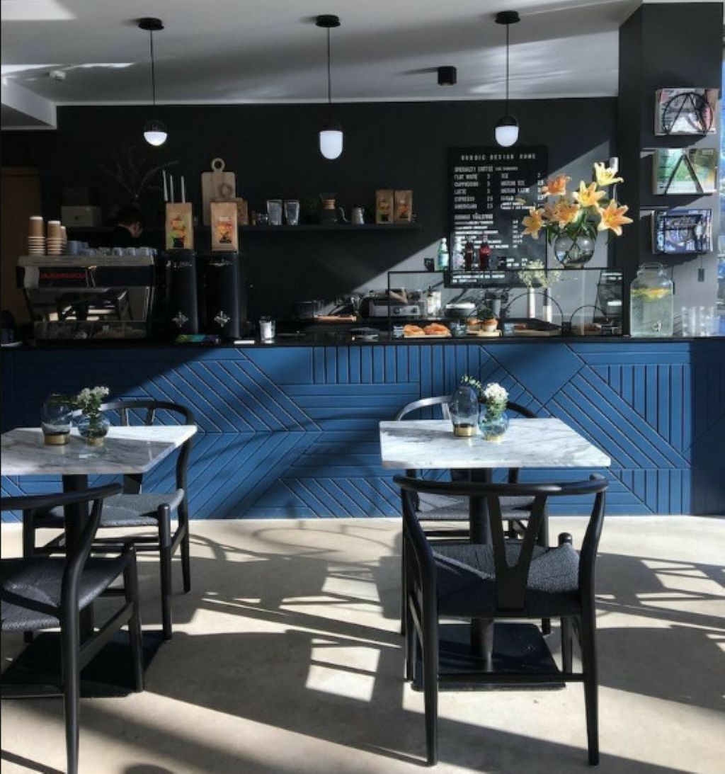 Màu xanh cổ vịt tạo vibe “nghệ” và hoài cổ, rất hợp với những quán cafe hướng đến sự trầm lắng, tinh tế