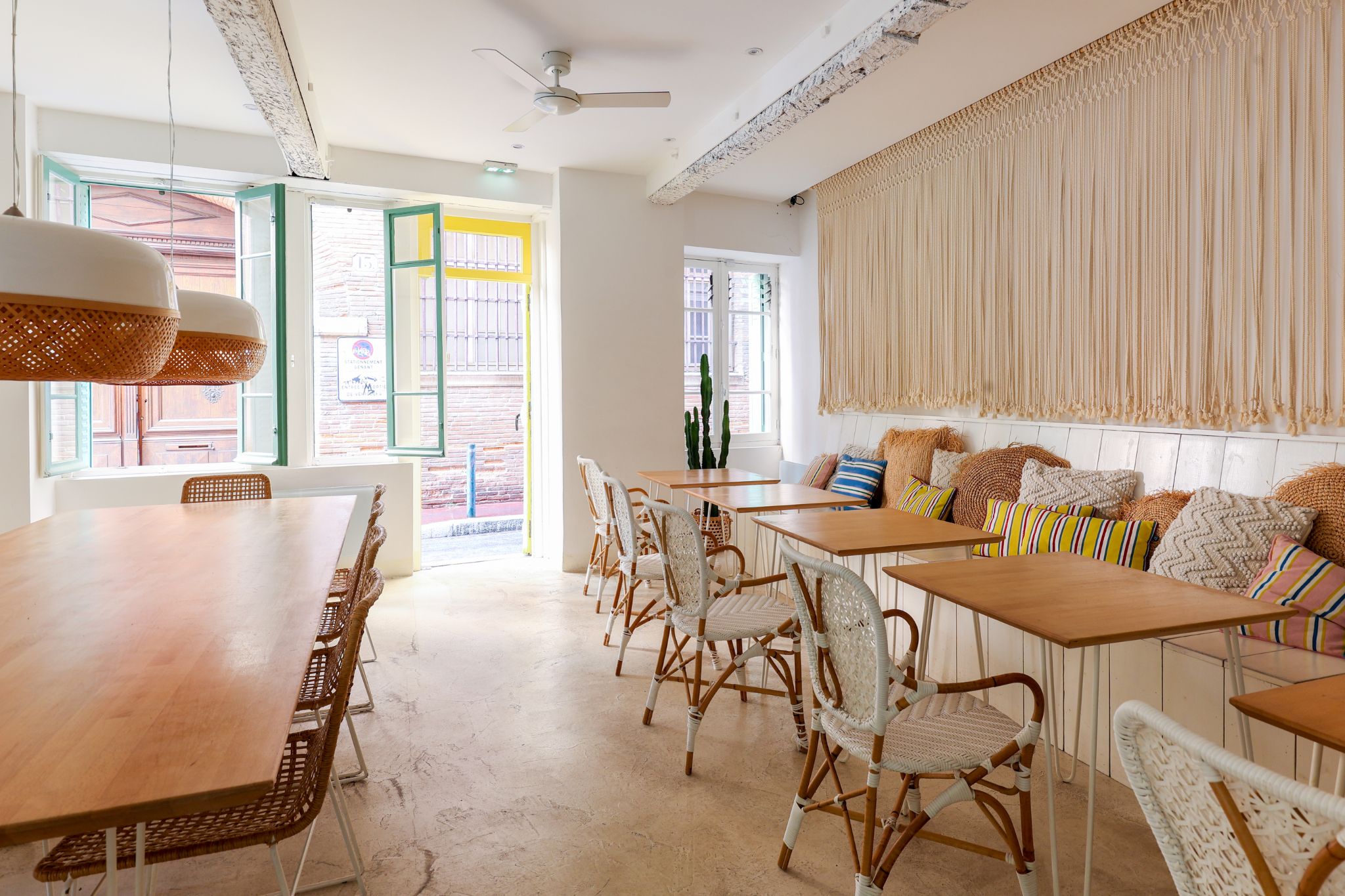 mẫu thiết kế quán cafe kính ấn tượng