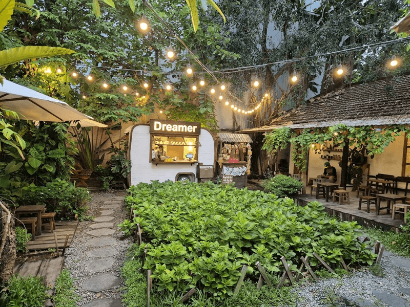 Mẫu thiết kế quán cafe sân vườn mộc mạc với vườn rau xanh kết hợp quầy nước phong cách vintage