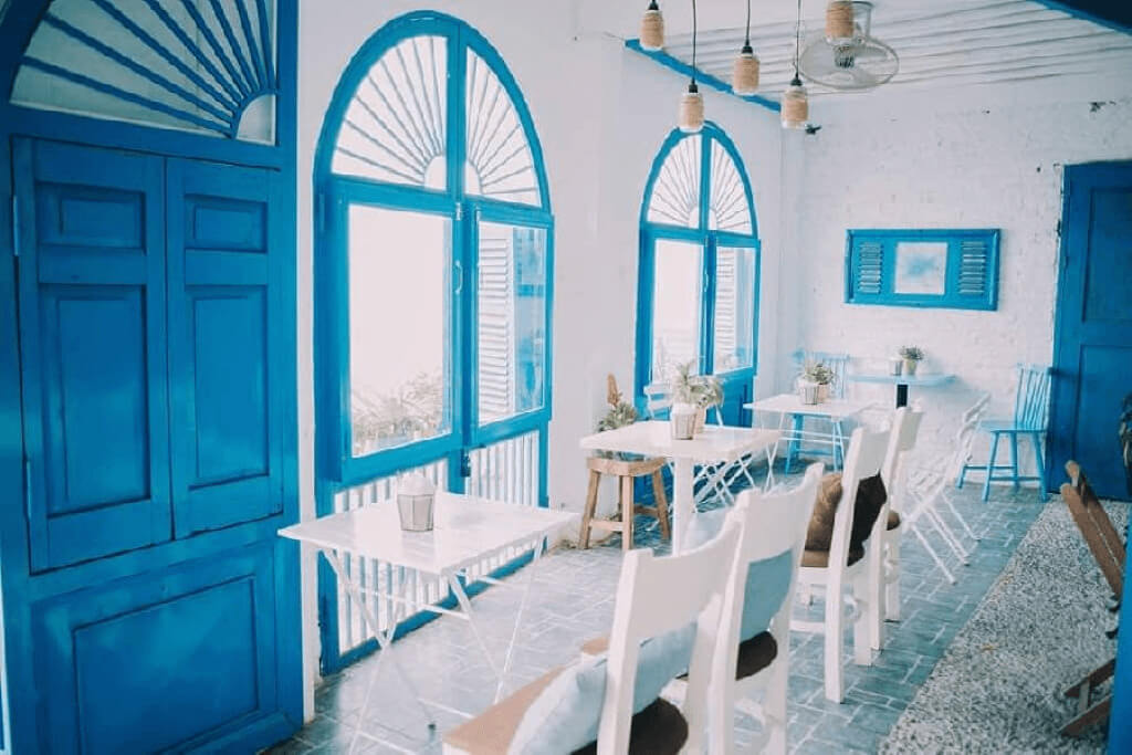 Kiến trúc Santorini với mái vòm và tường trắng giúp tầng thượng mang đậm chất chill Địa Trung Hải giữa không gian Tropical