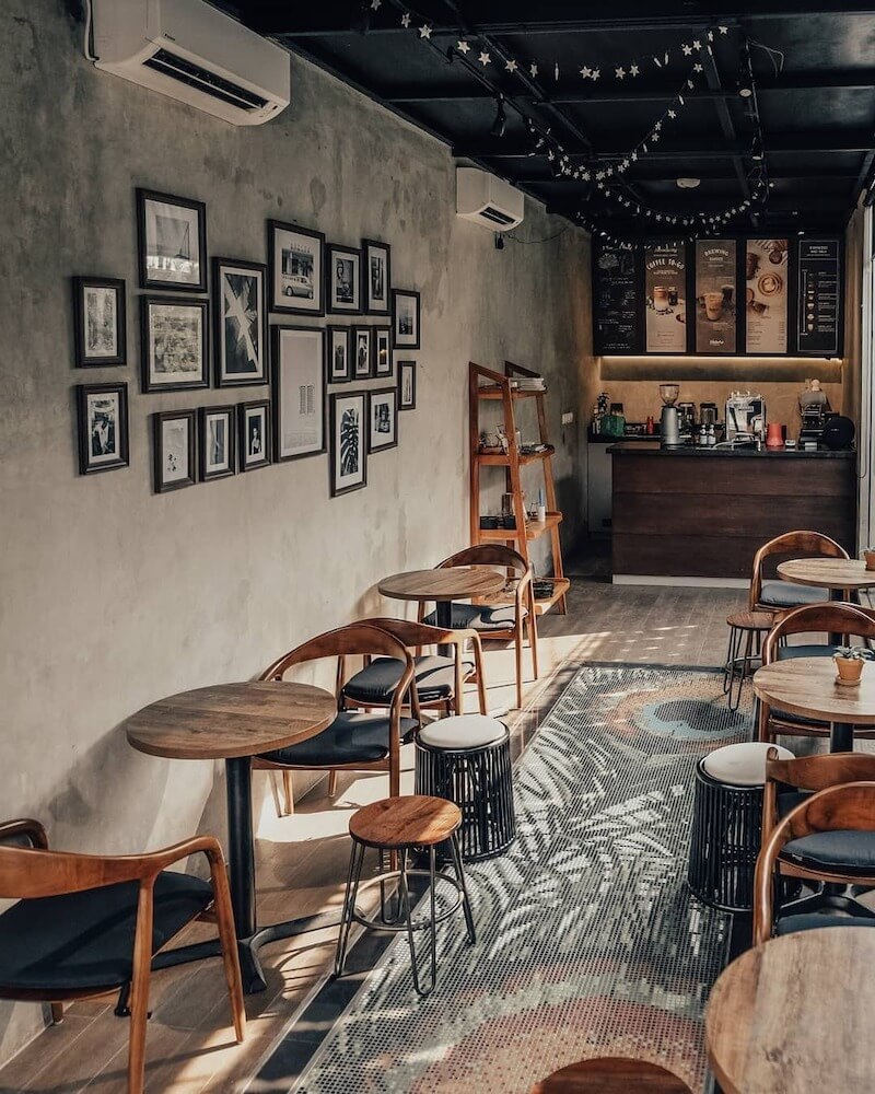 Không gian ấm cúng, thiết kế thông minh tạo ra phong cách độc đáo với chi phí tối ưu: từ việc giữ lại vẻ đẹp thô mộc của tường xi măng, sử dụng nội thất gỗ đơn giản, cho đến việc tạo điểm nhấn bằng mảng tường tranh và thảm gạch ấn tượng