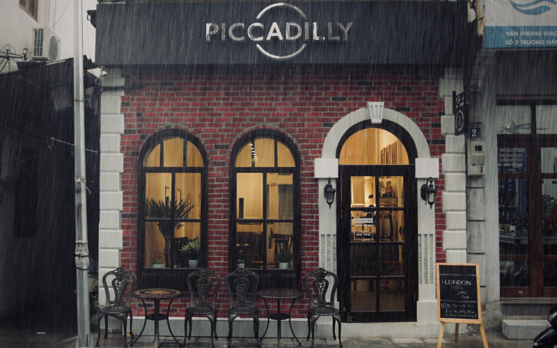 Quán cafe mặt tiền 7m đậm chất Industrial với biển hiệu chữ đen trên nền gỗ nâu mộc mạc, tạo điểm nhấn cá tính