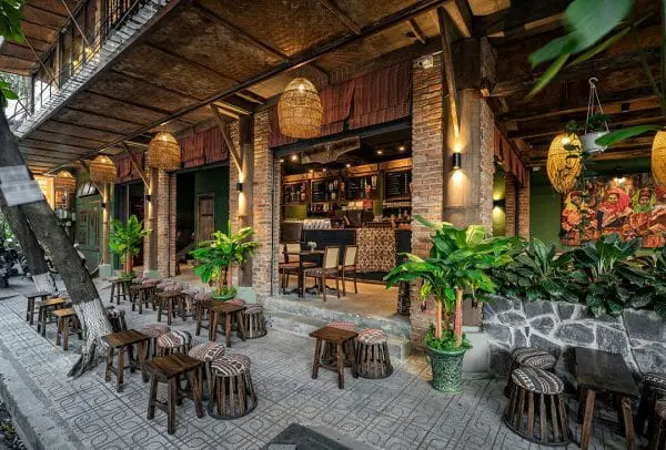 Đồ nội thất được sử dụng trong quán linh hoạt giữa nhiều loại vật liệu từ gỗ, tre và thổ cẩm.