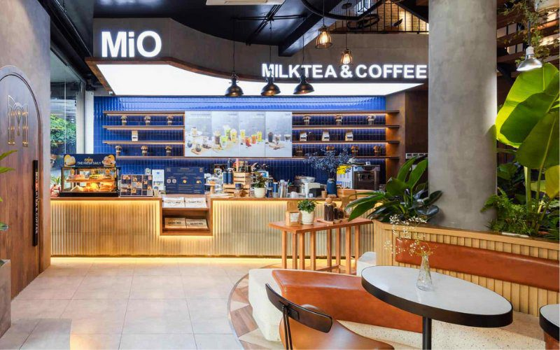 Quầy bar trong quán cafe Tân cổ điển nhỏ gọn thường được thiết kế tinh tế với chất liệu đá marble, gỗ và ánh sáng vàng ấm để tiết kiệm diện tích mà vẫn nổi bật