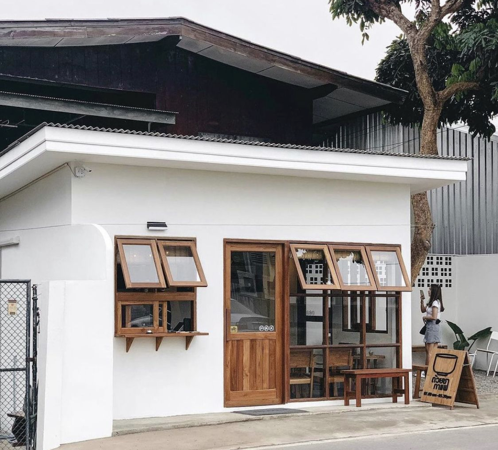 Mô hình quán trà sữa nhỏ với diện tích 15-25m² phong cách Nhật Bản sử dụng vật liệu chủ yếu là gỗ, tre, đá cùng tone màu trầm ấm đề cao sự tự nhiên và tĩnh tại