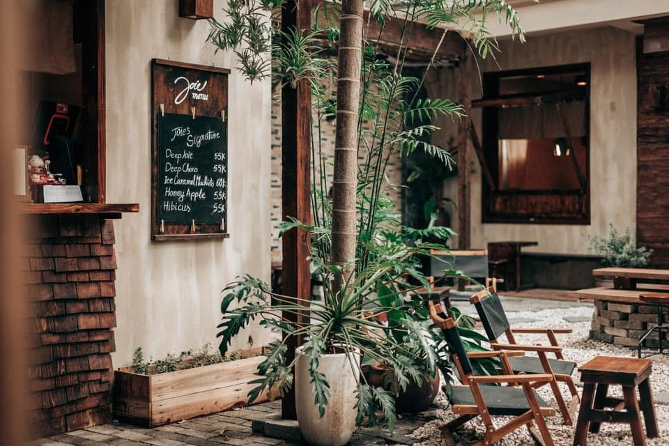 Trà sữa thư giãn giữa sân vườn mộc mạc với tone màu trầm - thiết kế Vintage dành riêng cho tín đồ hoài cổ