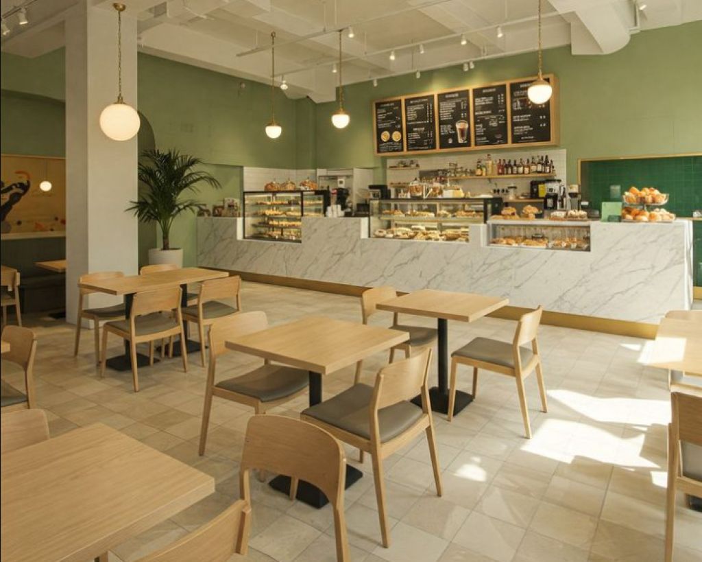Xanh bạc hà phối hợp hài hòa với các tông trắng, be, gỗ sáng hoặc vàng pastel, giúp quán cafe luôn trông sáng sủa và hài hòa