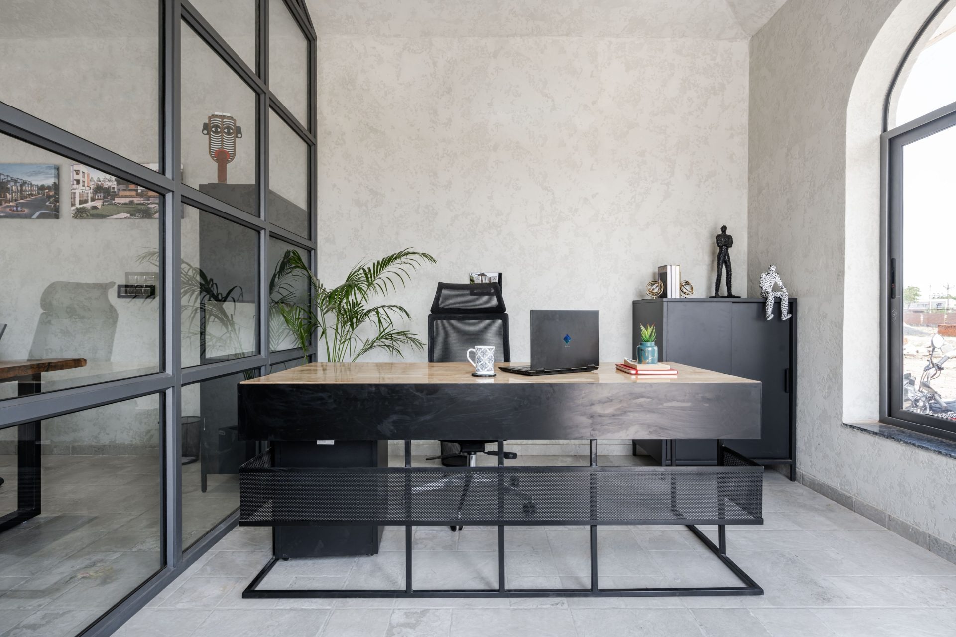 Minimalism đề cao sự thoáng đãng – khoảng trống không chỉ để thở mà còn là “chỗ nghỉ” cho mắt, tạo cảm hứng và cảm giác nhẹ nhàng trong môi trường làm việc