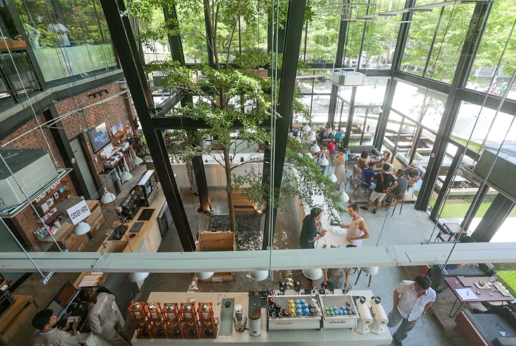 Mẫu thiết kế quán cafe phong cách Industrial kết hợp không gian bên trong và ngoài quán.
