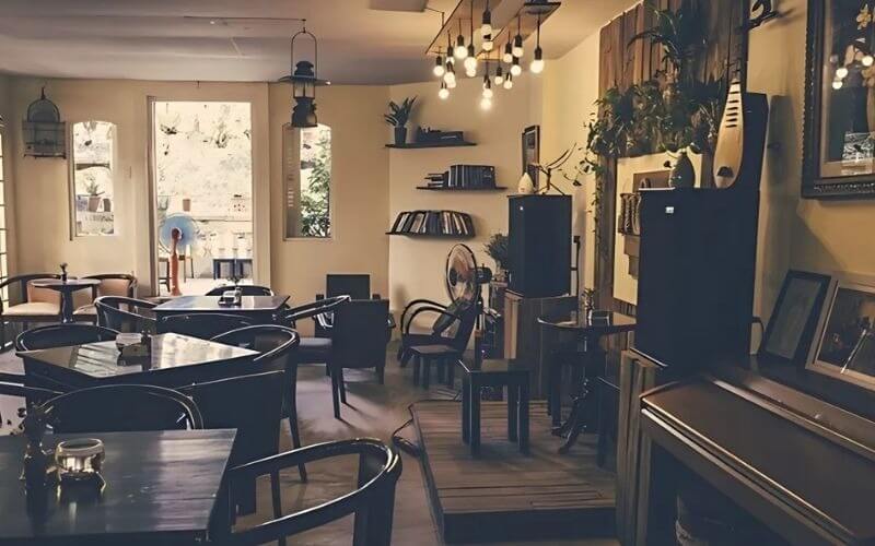 Bố trí sân khấu nhỏ gọn nhưng ấm cúng, giúp nghệ sĩ và khán giả kết nối gần hơn trong từng tiết mục