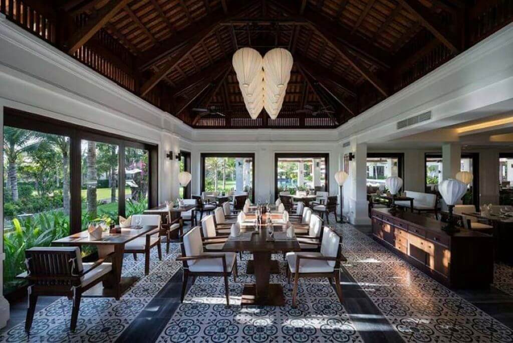 Quán cà phê mang phong cách Indochine kết hợp Tân cổ điển là sự hòa quyện giữa vẻ đẹp Á Đông tinh tế và nét sang trọng, chuẩn mực của kiến trúc phương Tây
