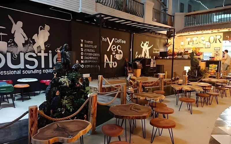 Bàn ghế gỗ thấp, gần sân khấu giúp khách dễ dàng tương tác với nghệ sĩ, tạo nên không khí gần gũi, ấm cúng
