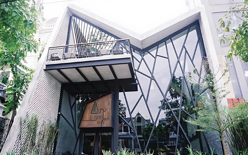 Quán cafe phong cách Industrial gây ấn tượng với khung sắt sơn đen kết hợp kính, tạo nên vẻ đẹp mạnh mẽ và hiện đại
