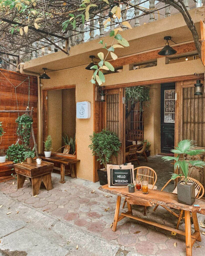 Tông vàng ấm kết hợp bàn ghế gỗ và ánh sáng nhẹ giúp quán mang vẻ đẹp Vintage vừa cổ điển vừa hiện đại