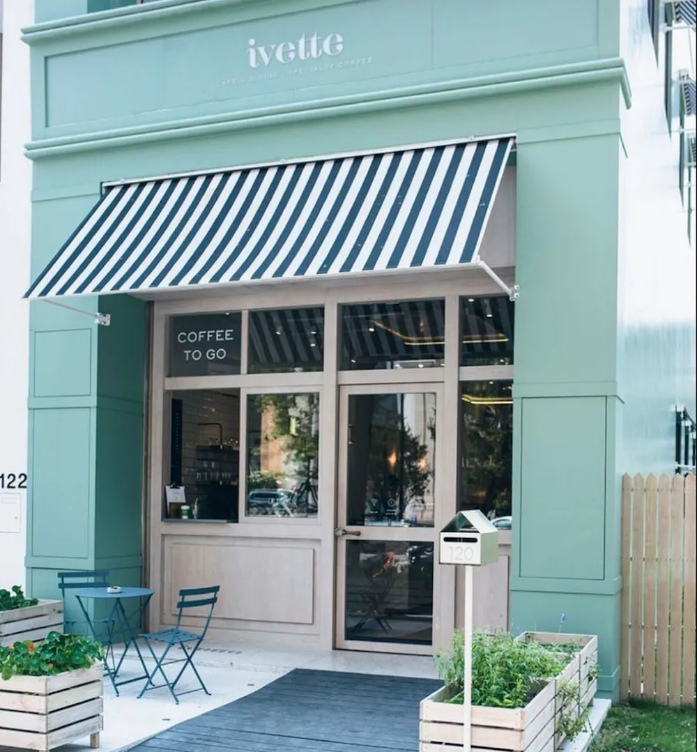 Quán cafe với mặt tiền khoảng 7m2 được trang trí theo phong cách địa trung hải với tông màu xanh đặc trưng, tạo cảm giác sang trọng, thu hút khách hàng thích “check - in”