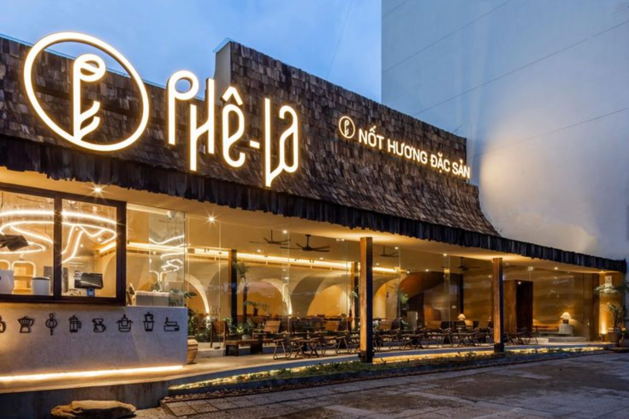 mẫu thiết kế quán cafe kính ấn tượng