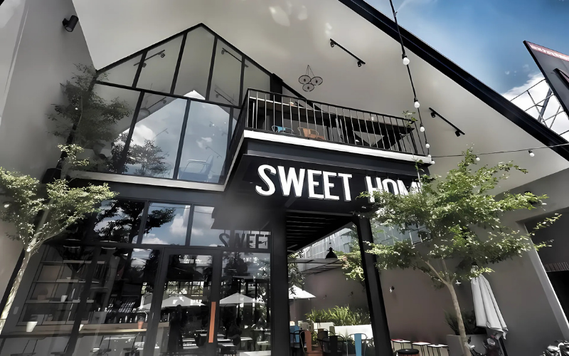 Quán cafe thiết kế theo phong cách Industrial với mặt tiền là những bức tường gạch thô, tạo dấu ấn mạnh mẽ, cá tính