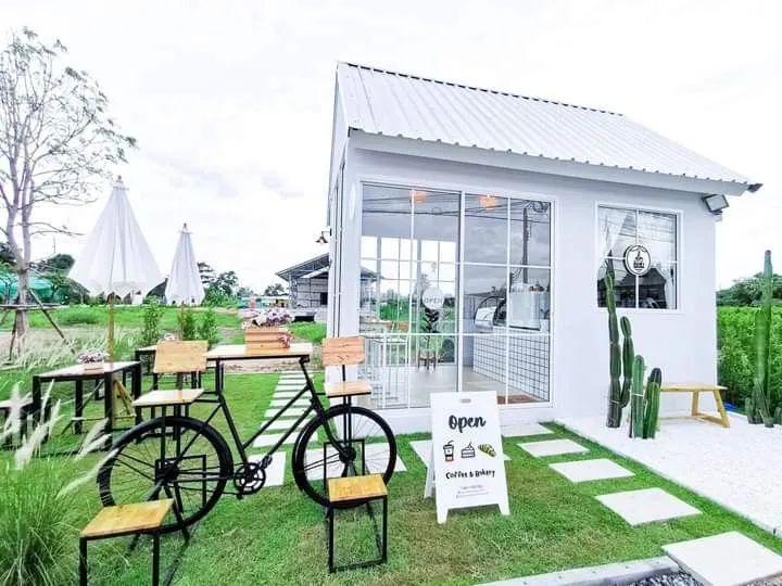 Thiết kế quán trà sữa nhỏ với diện tích 15-25m² tận dụng không gian tầng trệt nhà phố. Quầy bar đặt gần cửa ra vào, mặt tiền được trang trí thêm biển hiệu và đèn
