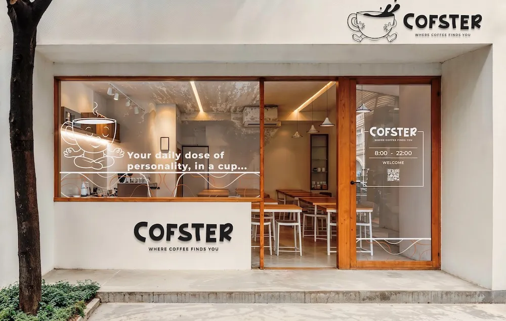 Quán cafe với mặt tiền khoảng trên 10m² gây ấn tượng bởi đường nét thiết kế hiện đại, bố cục hình khối rõ ràng kết hợp cùng dây leo rũ nhẹ nhàng tạo điểm nhấn