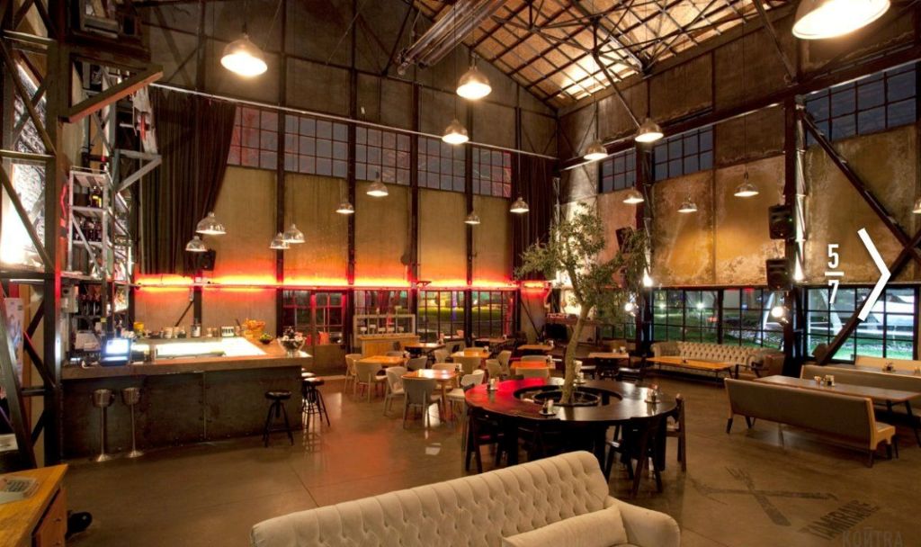 Mẫu thiết kế quán cafe Industrial kết hợp với phong cách Rustic với nhiều gam màu ấm