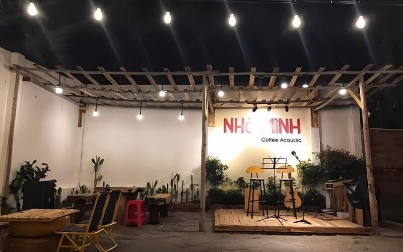 Không gian yên tĩnh, âm nhạc live và nội thất gần gũi khiến mỗi buổi tối tại quán cafe acoustic trở thành một buổi "chữa lành" nhẹ nhàng