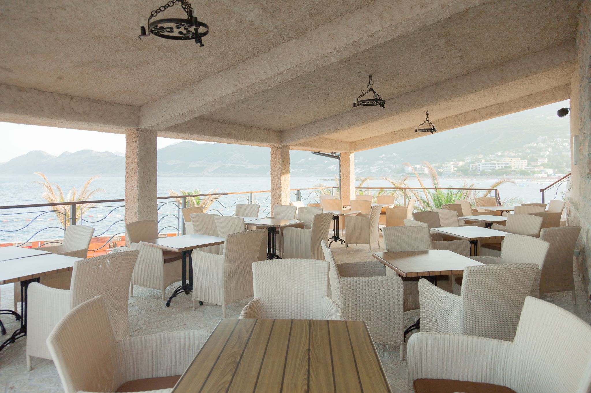 Kết hợp kính với vật liệu khác để tăng điểm nhấn thiết kế