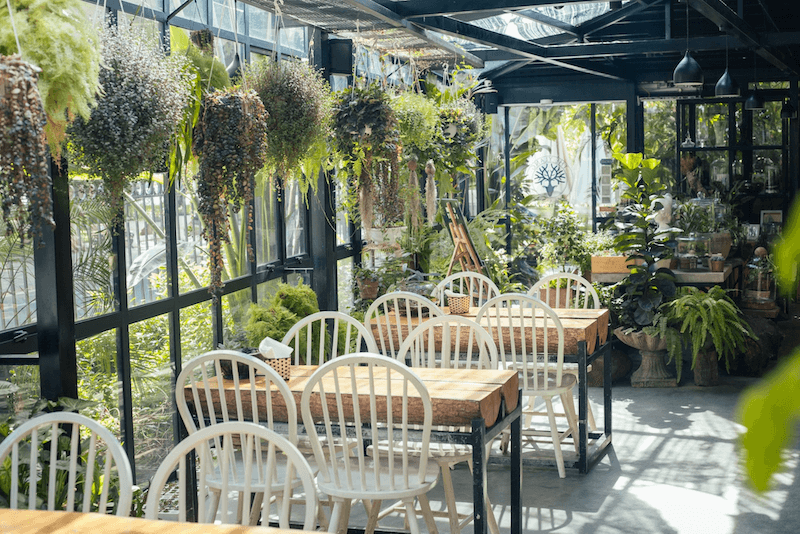 Mẫu thiết kế cafe nhà kính ngập tràn cây xanh, ánh sáng tự nhiên tạo cảm giác gần gũi với thiên nhiên