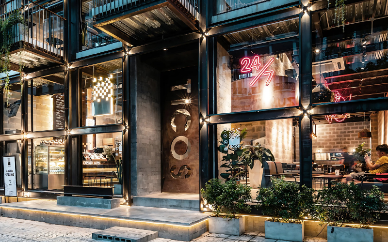 Quán cafe đậm chất Industrial với những chi tiết trang trí ngẫu hứng và biển hiệu gỗ tự nhiên, mang đến không gian vừa mạnh mẽ, cá tính vừa ấm áp, gần gũi