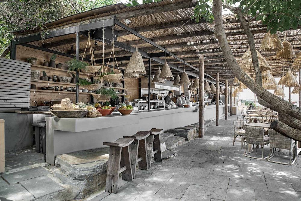 Quán cà phê sân vườn phong cách tropical mang hơi thở làng chài, nổi bật với mái lợp tre, đồ trang trí bằng tre nứa tạo cảm giác thư giãn như đang lạc giữa miền biển nhiệt đới