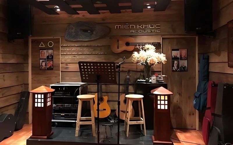 Quán cafe acoustic sử dụng chất liệu gỗ để thiết kế nhằm tăng khả năng tiêu âm, mang đến chất lượng âm thanh mộc mạc, chân thực nhất