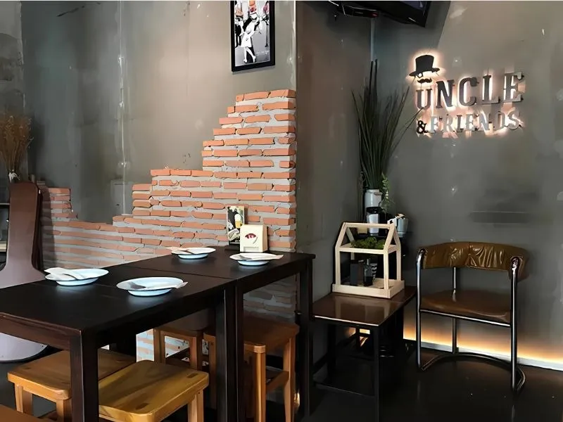 Những chi tiết decor nhỏ như chậu cây, kệ treo tường được ưu tiên để tối đa hóa công năng mà không chiếm dụng quá nhiều không gian