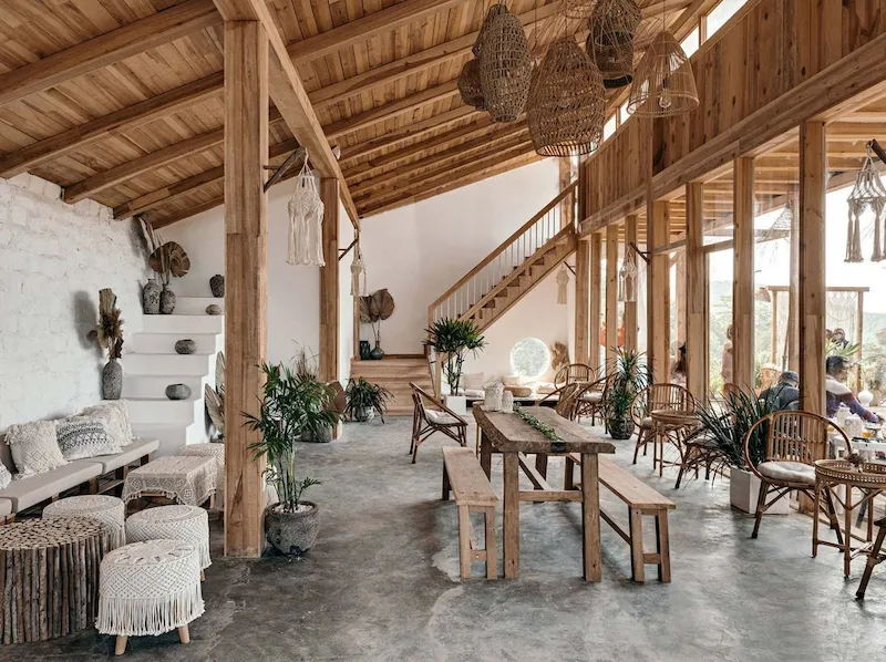 Không gian cafe ấm cúng với gỗ mộc, nội thất cũ và chất liệu thô tự nhiên là sự kết hợp hoàn hảo giữa Rustic và Vintage