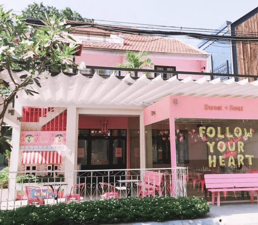 Tông hồng lấy cảm hứng từ hoa hồng châu Âu mang đến vẻ đẹp lãng mạn, thanh lịch và đồng nhất xuyên suốt không gian ba tầng của quán cafe