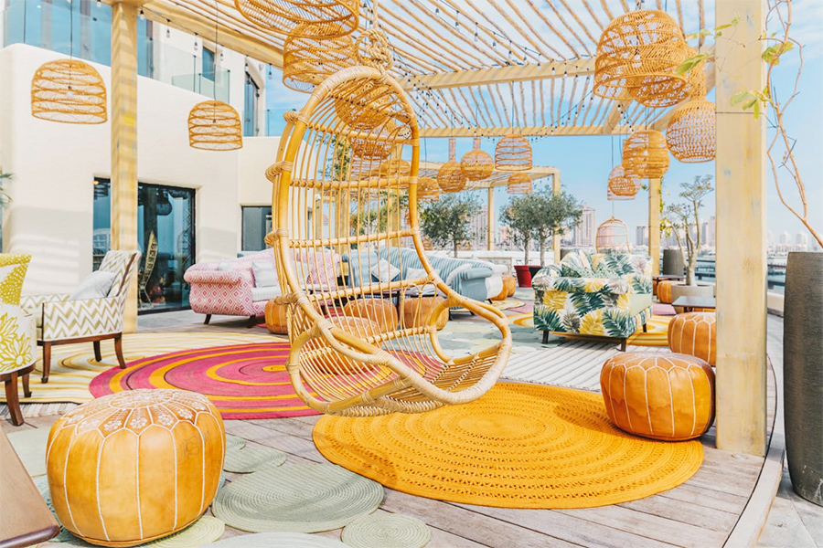 Không gian bên ngoài của quán cafe sân vườn 200m2 phong cách Boho vô cùng thoáng đãng, mang đúng tinh thần phóng khoáng của phong cách thiết kế